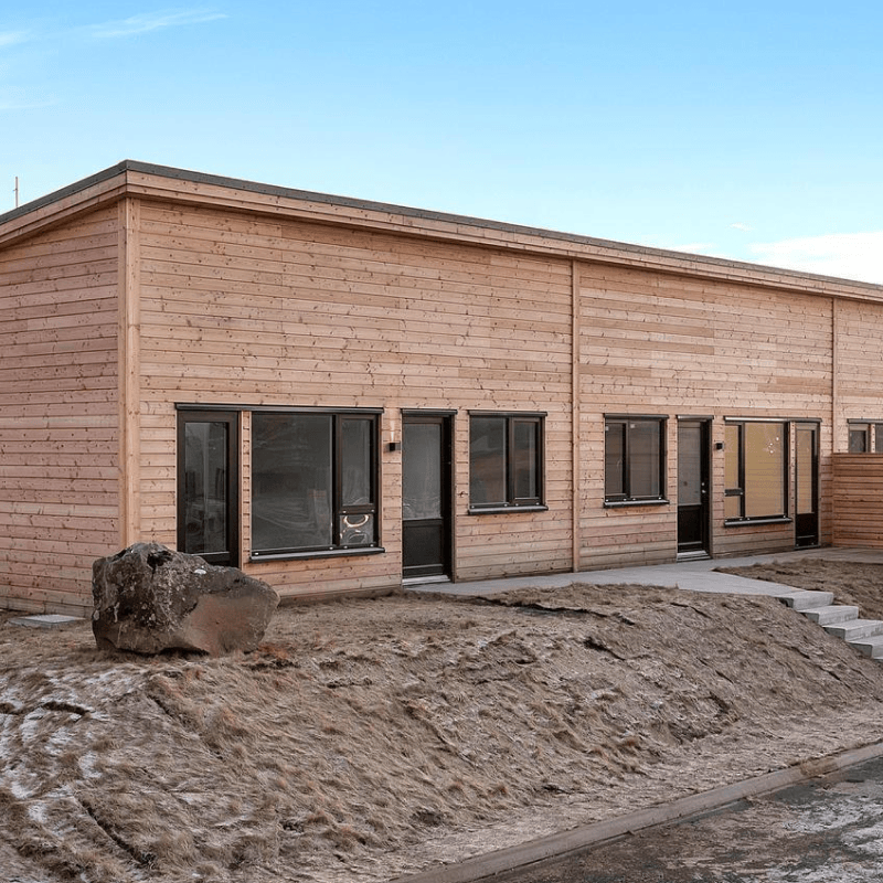 Enetasjes rekkehus ligger i utkanten av Reikyavik. Welements team designet og produserte fabrikklagde elementer.